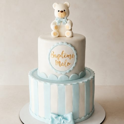 Gâteau de baptême à rayures blanches et bleues ciel, modelage ourson blanc