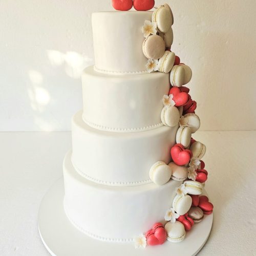 wedding cake 4 étages blanc et cascade de macarons macarons cœur